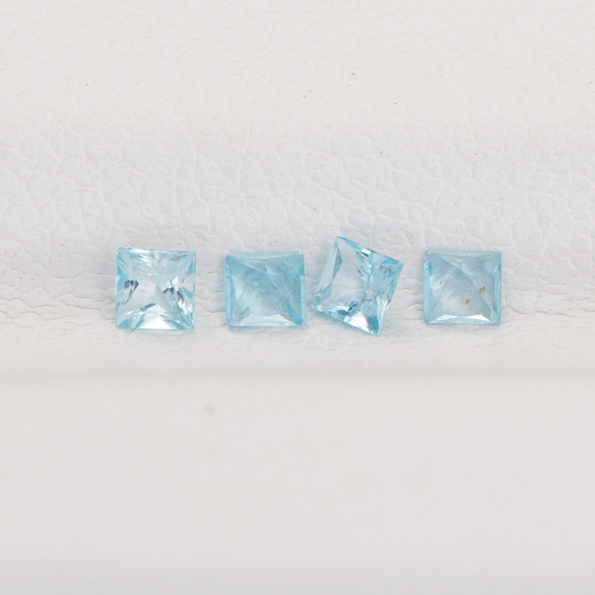 Topacio Swiss Blue Natural de 0.03Ct.