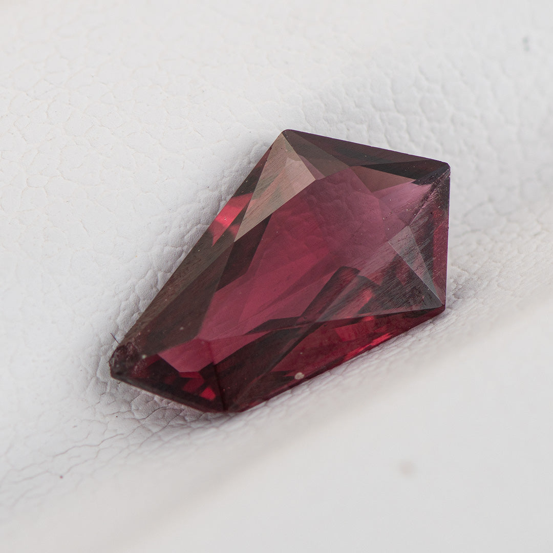 Spinel Violeta Oscuro Natural de 1.1Ct.