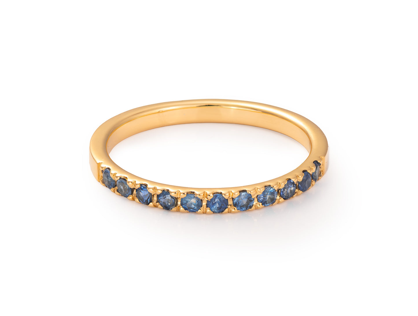 Anillo medio riviere en Oro 18K con Zafiro Azul Natural