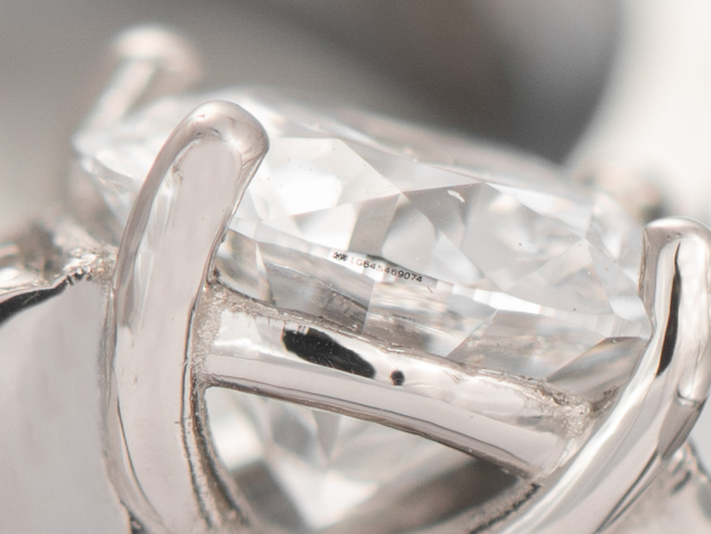 Anillo de oro blanco 18k con Diamante de laboratorio de 0.74Ct