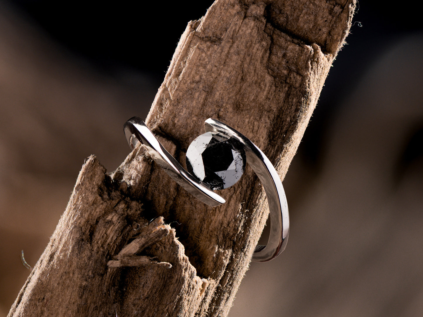 Anillo de Oro Blanco 18K con Diamante Negro Natural