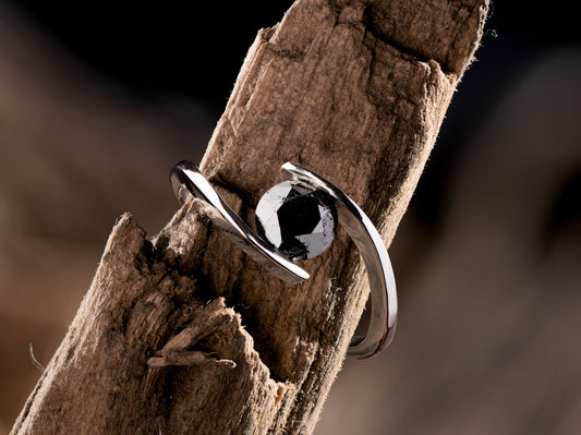 Anillo de Oro Blanco 18K con Diamante Negro Natural