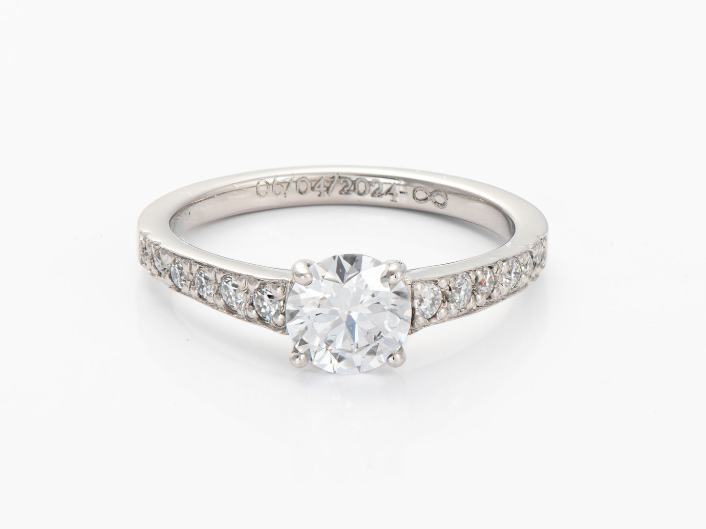 Anillo de oro blanco 18k con Diamante de laboratorio de 0.74Ct
