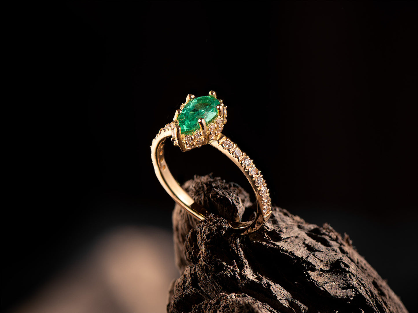 Anillo de Oro Amarillo 18K con Esmeralda Natural y Diamantes