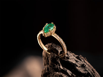 Anillo de Oro Amarillo 18K con Esmeralda Natural y Diamantes
