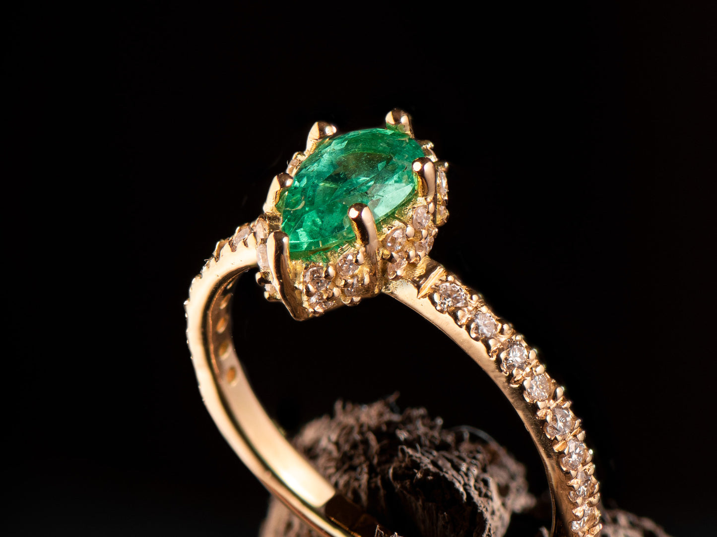 Anillo de Oro Amarillo 18K con Esmeralda Natural y Diamantes