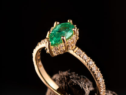 Anillo de Oro Amarillo 18K con Esmeralda Natural y Diamantes