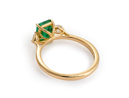 Anillo de Oro Amarillo 18K con Esmeralda Natural