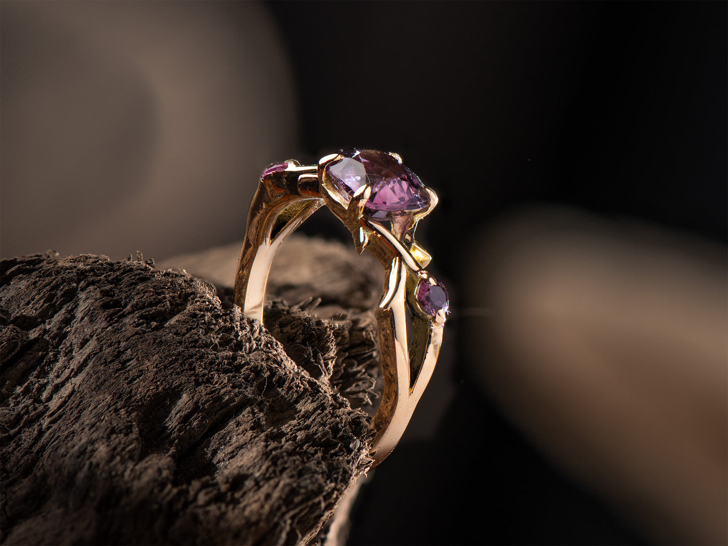 Anillo de Oro Amarillo 18K con Espinelas Naturales