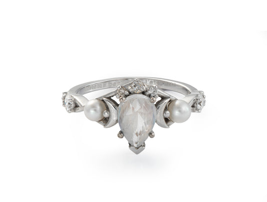 Anillo de oro 18k con Moonstone Natural y Perlas de Mar
